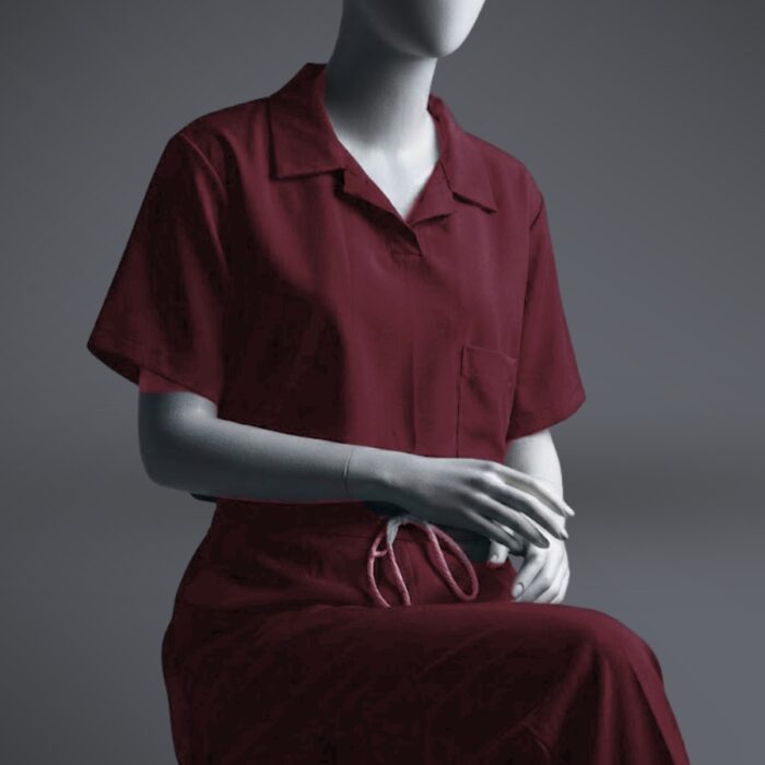 Tshirt Scrub Maroon Sitting A stylish maroon T-shirt scrub with on a sitting mannequin.